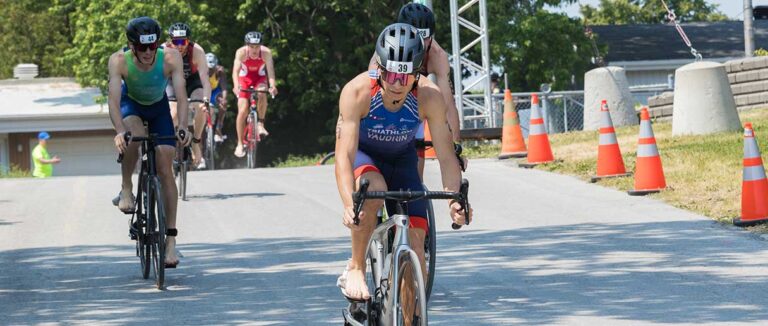 Personne sur un vélo participant au triathlon de Laval