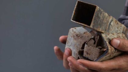 personne tenant des artéfacts de l'archéologie
