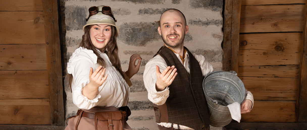 2 personnes en costumes d'époque